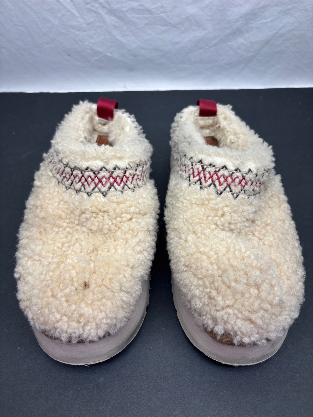 UGG Cream Sherpa Slip-On Women’s Slippers with Red Stitching, SZ 8, box 77